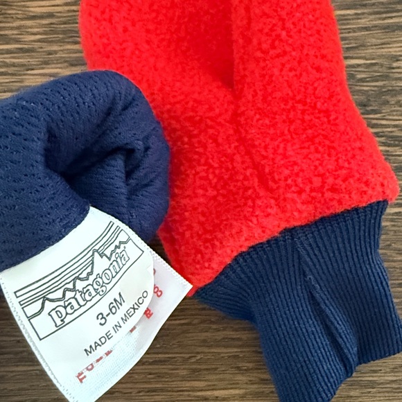 Patagonia Fleece Baby Mittens - Picture 3 of 3